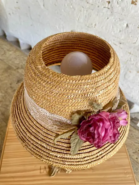 Lámpara Rústica Con Sombrero Cloche Y Flores