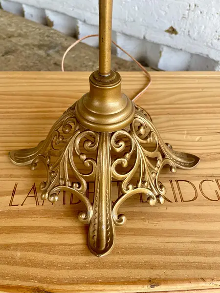Lámpara Rústica Con Sombrero Cloche Y Flores