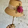 Lámpara Rústica Con Sombrero Cloche Y Flores