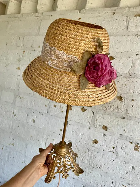 Lámpara Rústica Con Sombrero Cloche Y Flores