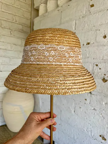 Lámpara Rústica Con Sombrero Cloche Y Flores