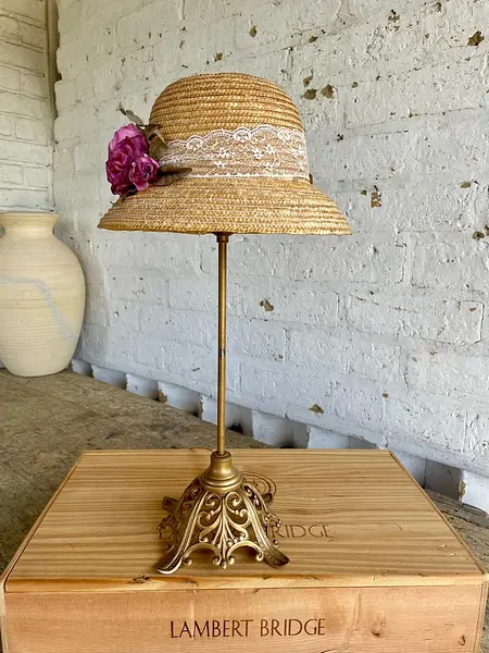 Lámpara Rústica Con Sombrero Cloche Y Flores