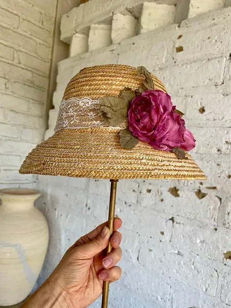 Lámpara Rústica Con Sombrero Cloche Y Flores