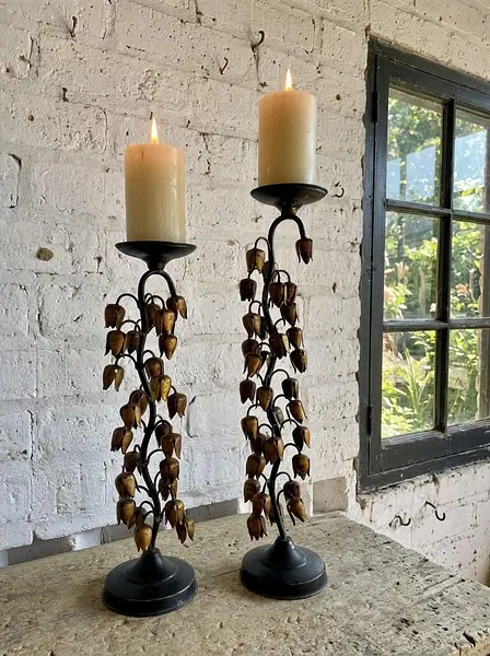 Par De Candelabros Metálicos Dorados Lirios De Los Valles