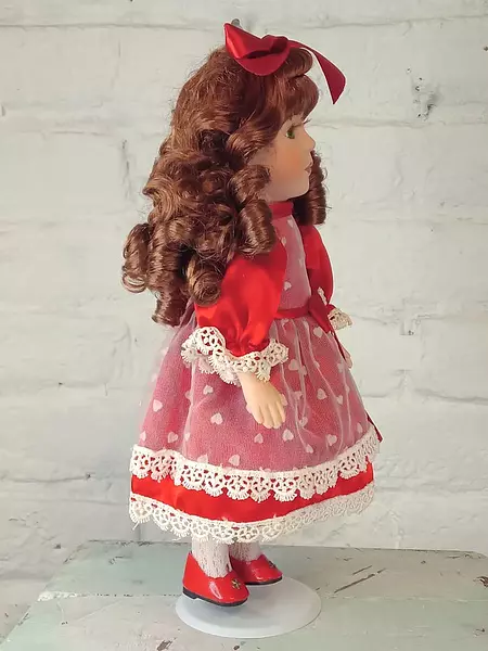 Muñeca De Rizos Y Traje Rojo