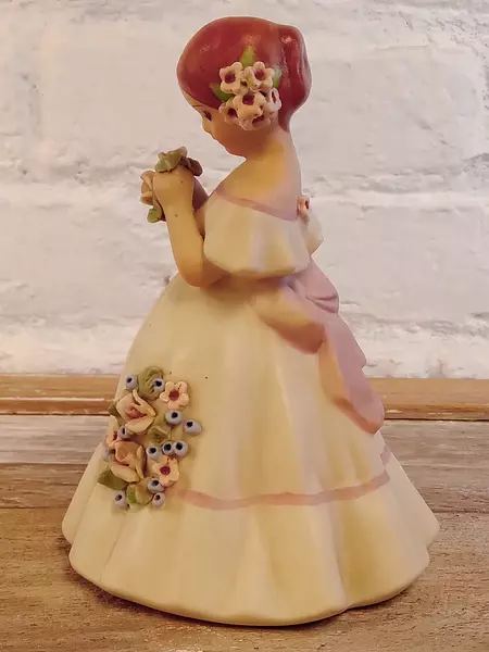 Muñeca Con Cinturón Rosado Y Tocado De Flores