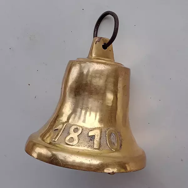 Campana De Bronce Con El Número 1810