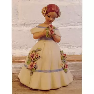 Muñeca Con Cinturón Azul Y Tocado De Flores