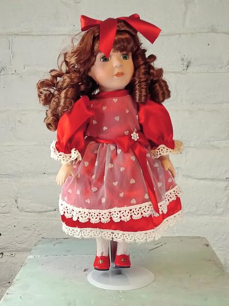 Muñeca con vestido rojo online