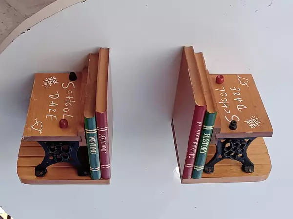 Pareja De Tranca Libros De Madera Y Metal