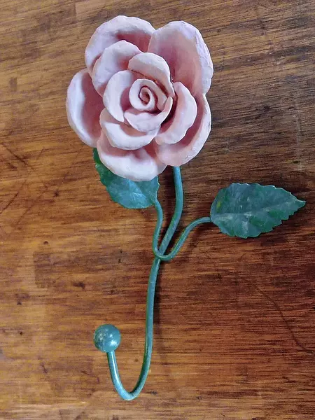 Percha Metálica Con Rosa De Resina