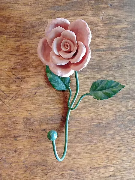 Percha Metálica Con Rosa De Resina