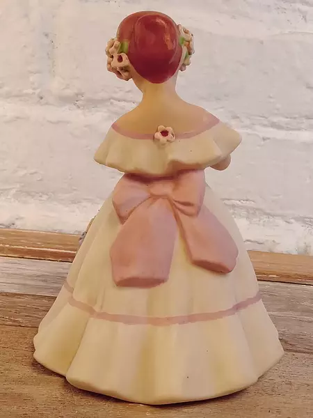 Muñeca Con Cinturón Rosado Y Tocado De Flores