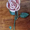 Percha Metálica Con Rosa De Resina